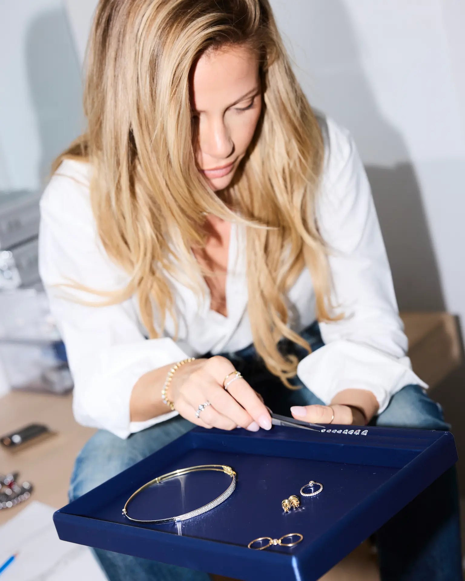 Describes the appearance of the image